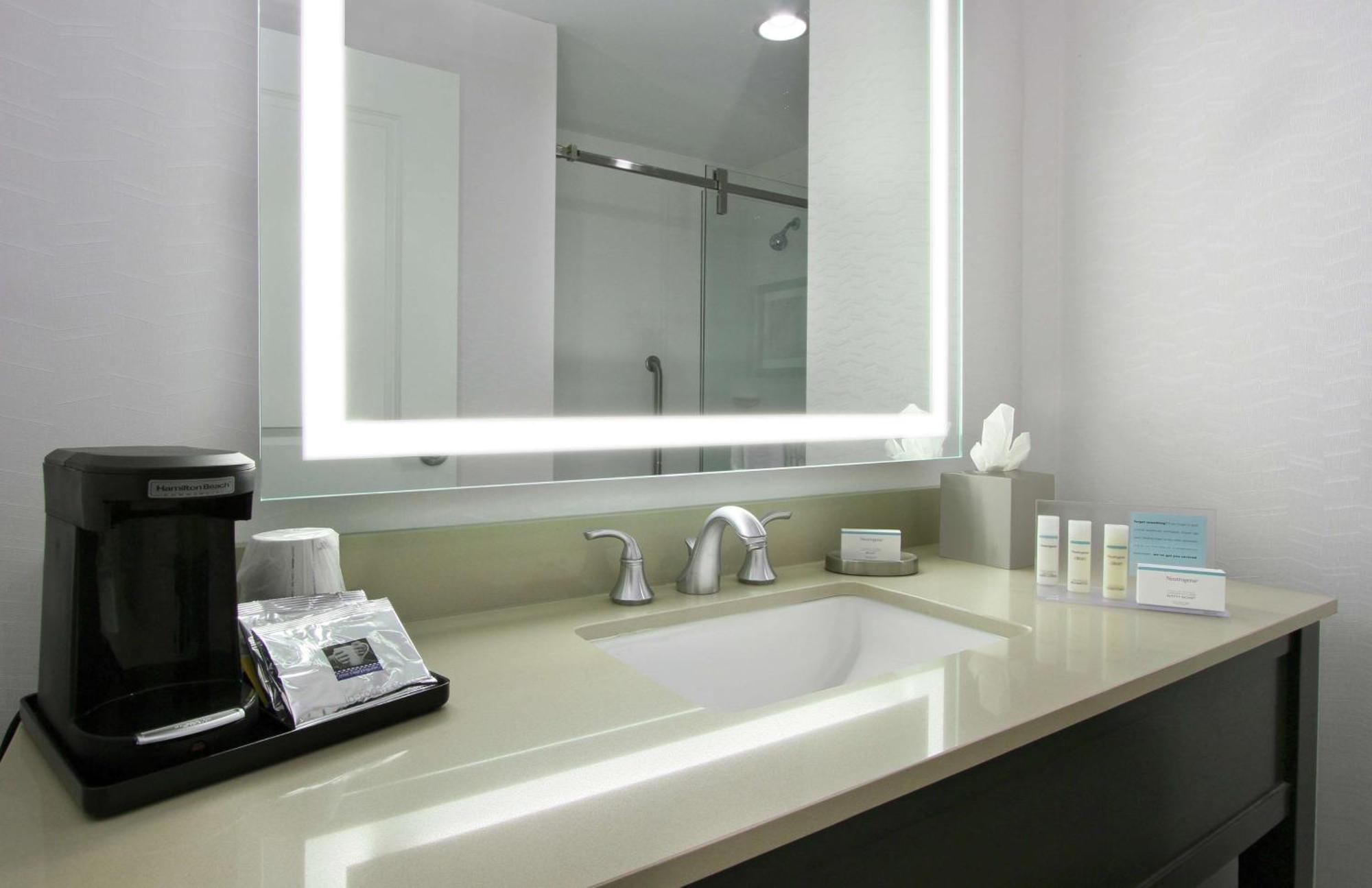 Hampton Inn & Suites Columbus/University Area Bagian luar foto