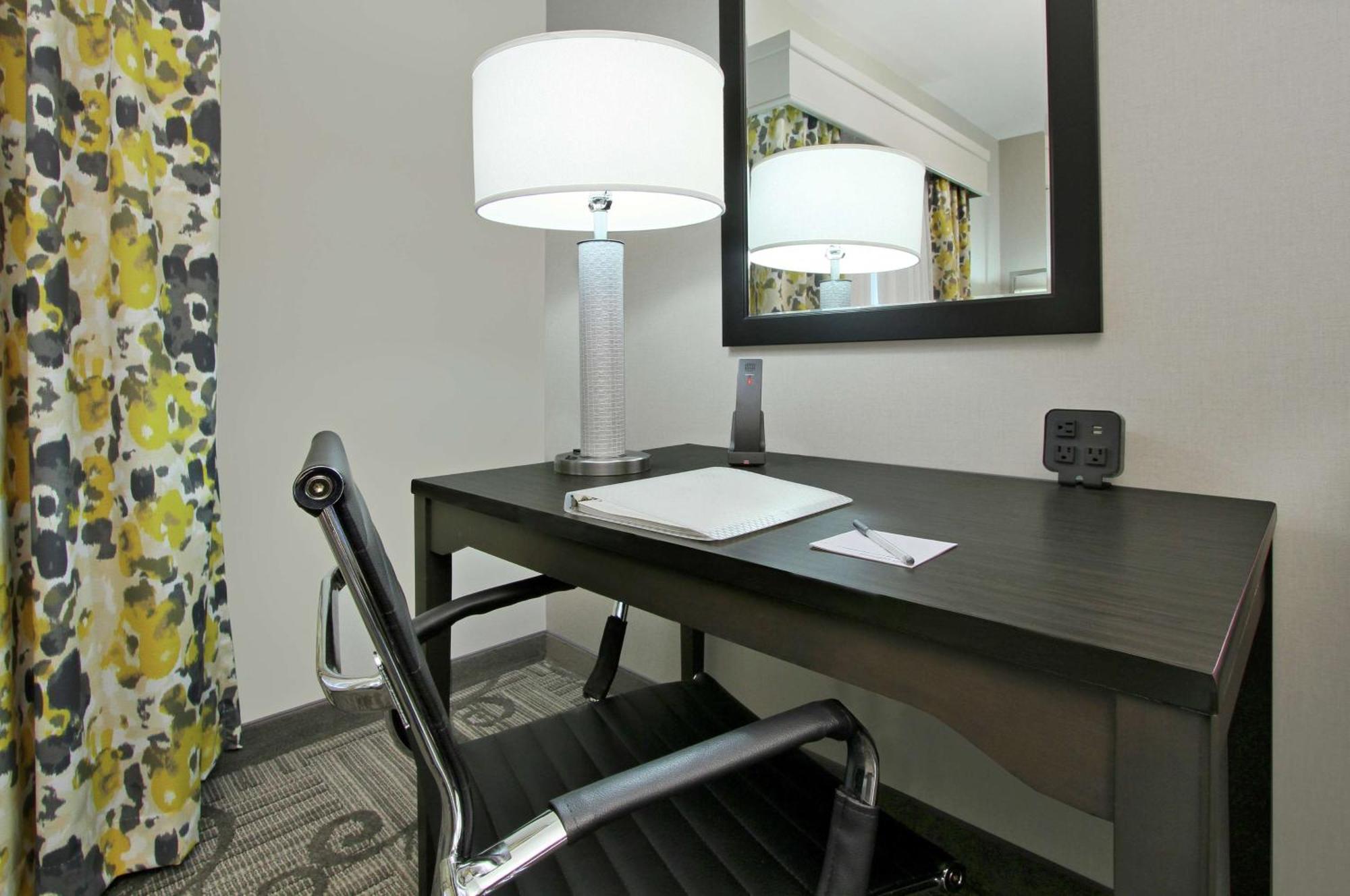 Hampton Inn & Suites Columbus/University Area Bagian luar foto