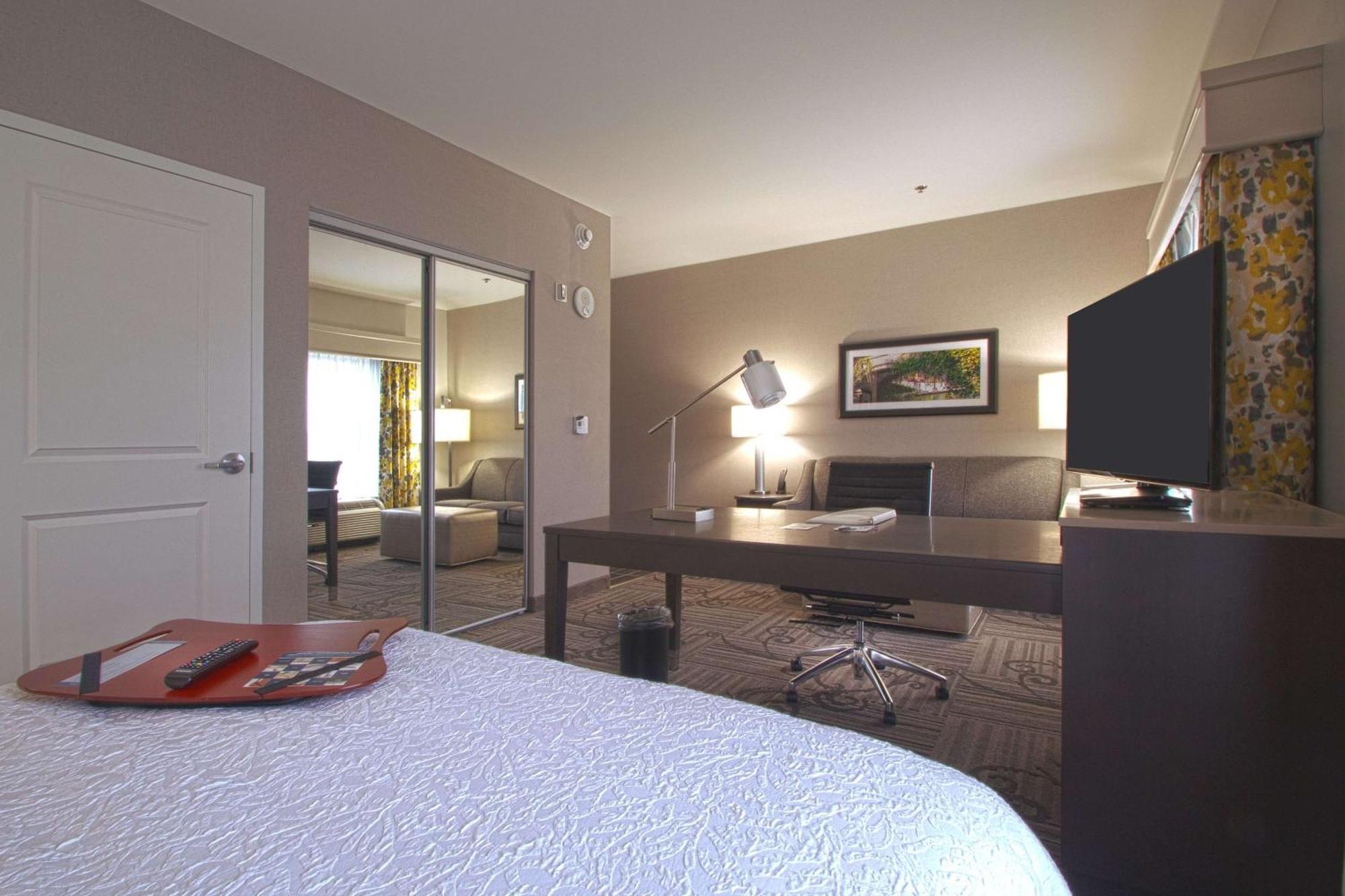 Hampton Inn & Suites Columbus/University Area Bagian luar foto