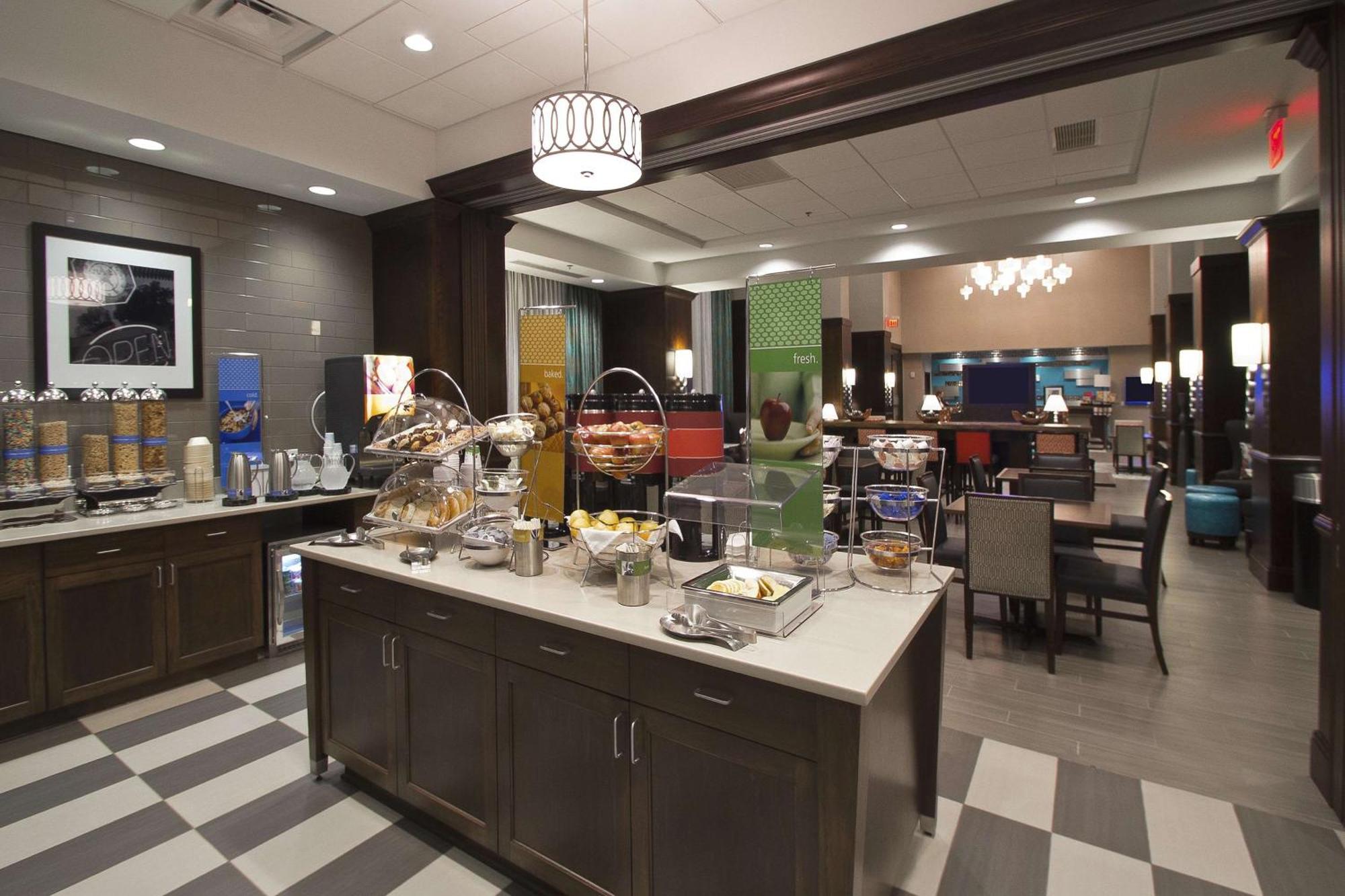 Hampton Inn & Suites Columbus/University Area Bagian luar foto