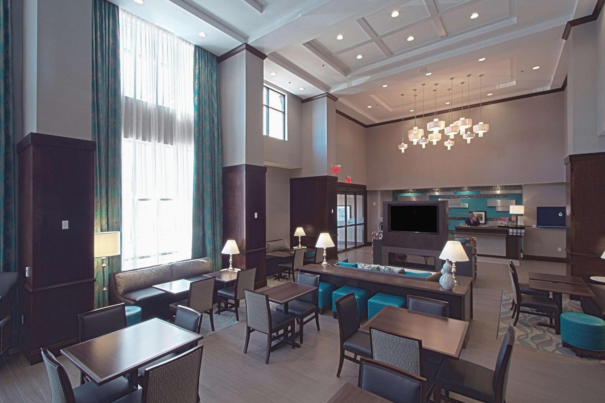Hampton Inn & Suites Columbus/University Area Bagian luar foto
